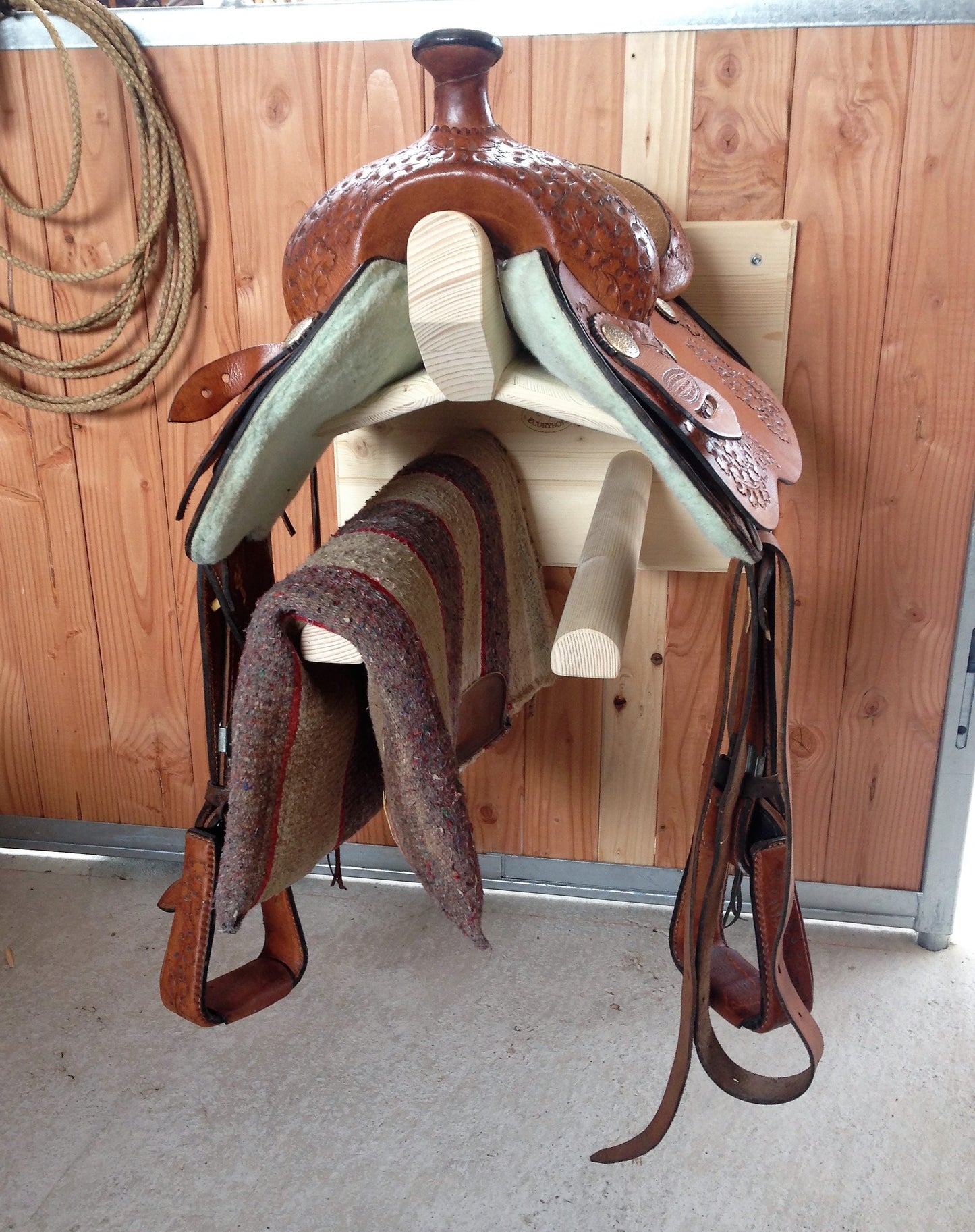 Western wall saddle rack, 2 pad holders